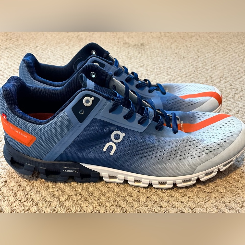 On Cloud Cloudflow running shoes